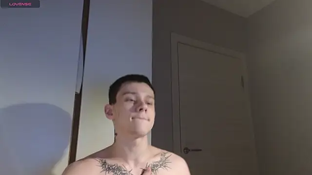 Snapshot of R1mmo__ chatting on October 26, 2025, 6:58 pm R1mmo   online show from October 26, 2025, 6:58 pm