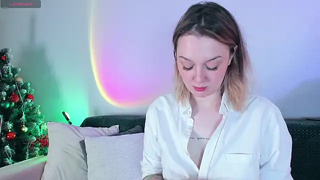 CrystalRey online show from December 22, 2025, 3:47 am