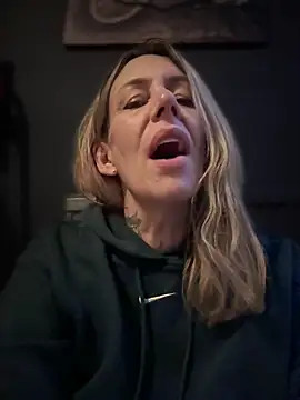 Snapshot of blondebitch2 chatting on February 7, 2025, 7:18 am blondebitch2 online show from February 7, 2025, 7:18 am