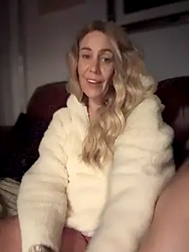 Snapshot of blondebitch2 chatting on September 29, 2025, 10:36 pm blondebitch2 online show from September 29, 2025, 10:36 pm