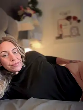 Snapshot of blondebitch2 chatting on November 11, 2025, 10:04 am blondebitch2 online show from November 11, 2025, 10:04 am