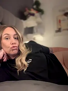 Snapshot of blondebitch2 chatting on November 15, 2025, 3:19 pm blondebitch2 online show from November 15, 2025, 3:19 pm