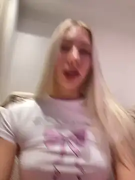 LuisaBecker online show from December 12, 2024, 5:48 pm