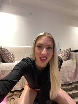 LuisaBecker online show from December 26, 2024, 8:42 pm