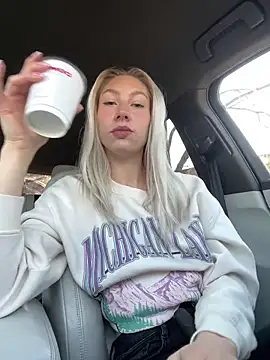 LuisaBecker online show from February 12, 2025, 9:31 am