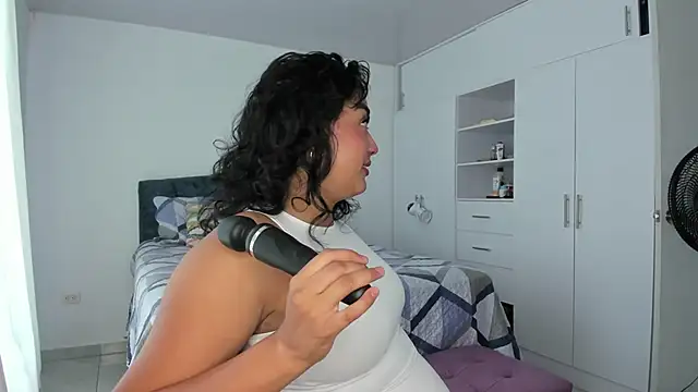 ema saenz online show from April 11, 2026, 8:02 pm