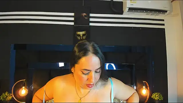 MayraVegas online show from December 17, 2024, 1:27 pm