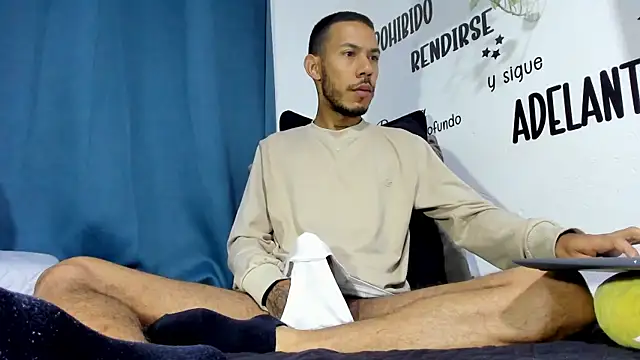 Aronxxs online show from December 15, 2025, 7:56 am