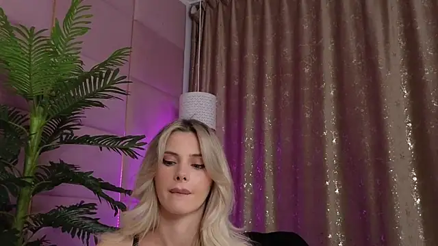 Elliblue online show from October 18, 2025, 12:57 am