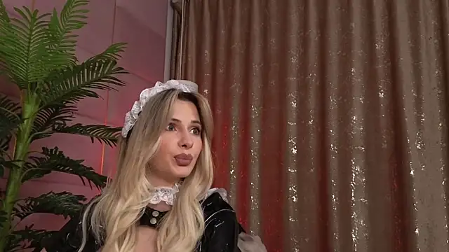 Elliblue online show from October 31, 2025, 10:33 pm