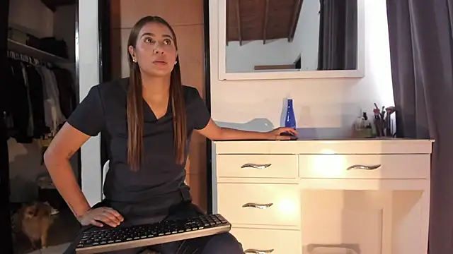 Alana Suares1 online show from July 14, 2026, 8:58 pm
