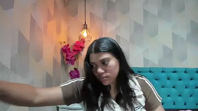 LindaBreeS online show from April 18, 2026, 4:33 pm