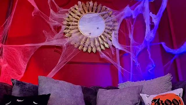 Julieta Russell online show from October 17, 2025, 12:30 pm