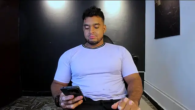 Big furry bear13 online show from April 16, 2026, 4:46 am