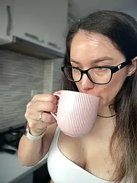 Snapshot of HotXMom chatting on May 12, 2026, 6:32 am HotXMom online show from May 12, 2026, 6:32 am
