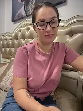 Snapshot of HotXMom chatting on June 4, 2026, 5:35 am HotXMom online show from June 4, 2026, 5:35 am