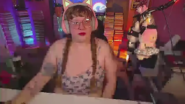 Snapshot of FatVeronica chatting on July 9, 2026, 5:17 pm FatVeronica online show from July 9, 2026, 5:17 pm