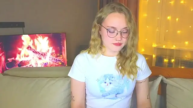 Aurora Golden1 online show from December 12, 2024, 4:43 pm