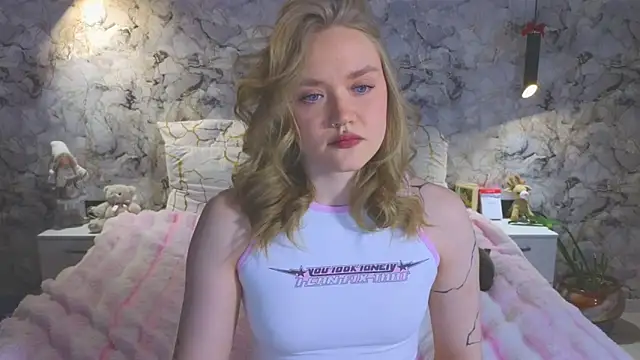 Snapshot of Aurora_Golden1 chatting on April 23, 2026, 6:47 am Aurora Golden1 online show from April 23, 2026, 6:47 am