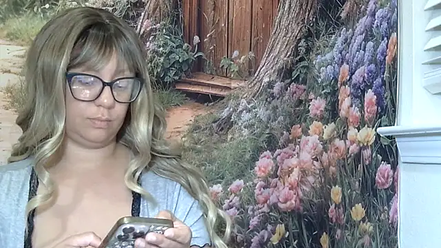 Snapshot of Paisleehaze chatting on June 17, 2026, 10:39 am Paisleehaze online show from June 17, 2026, 10:39 am
