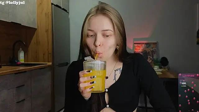 Snapshot of doll_lol_ chatting on March 3, 2025, 7:28 pm doll lol online show from March 3, 2025, 7:28 pm