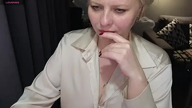 Snapshot of Gray_swann chatting on February 26, 2025, 11:26 pm Gray swann online show from February 26, 2025, 11:26 pm