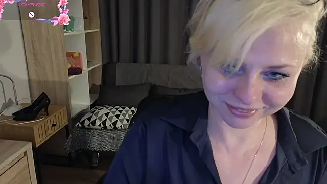 Snapshot of Gray_swann chatting on March 22, 2025, 8:48 pm Gray swann online show from March 22, 2025, 8:48 pm