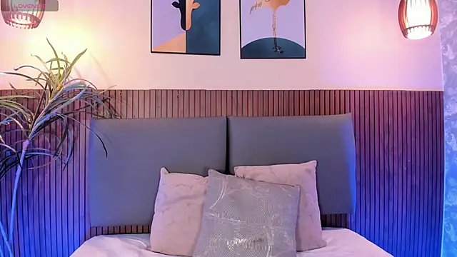 NicolleeEvanss online show from September 19, 2025, 12:06 pm