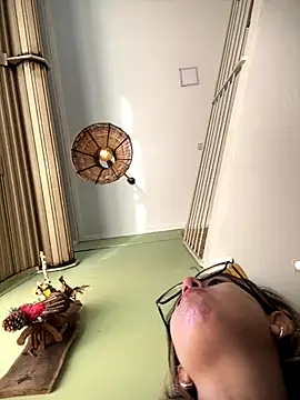 amooraaamoon online show from October 17, 2025, 1:25 pm