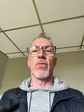 Snapshot of les-machines@xh chatting on April 8, 2026, 2:06 pm les-machinesxh online show from April 8, 2026, 2:06 pm