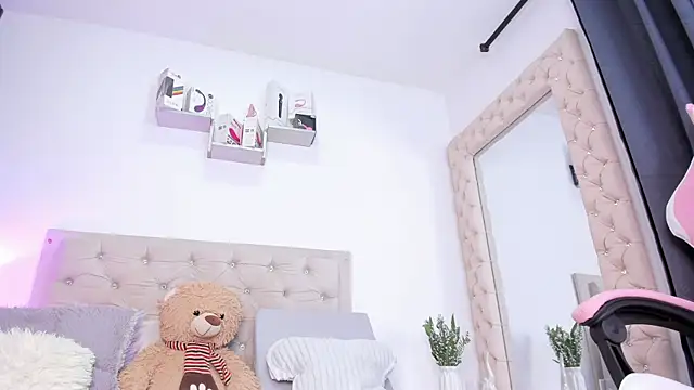 lorennahernandez01 online show from September 20, 2025, 11:22 am