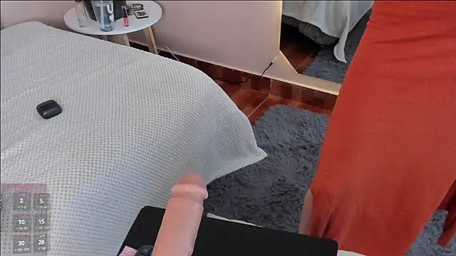 angieebaezz online show from December 13, 2024, 1:44 pm