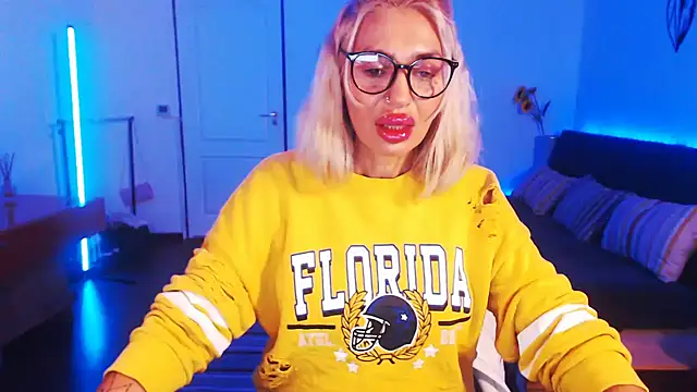 Snapshot of beauty_chl0e chatting on December 15, 2024, 7:53 pm beauty chl0e online show from December 15, 2024, 7:53 pm