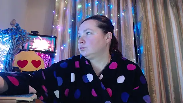 amorelara online show from February 12, 2026, 5:57 am