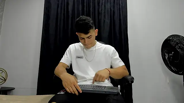 andrew rose  online show from January 25, 2025, 11:00 pm