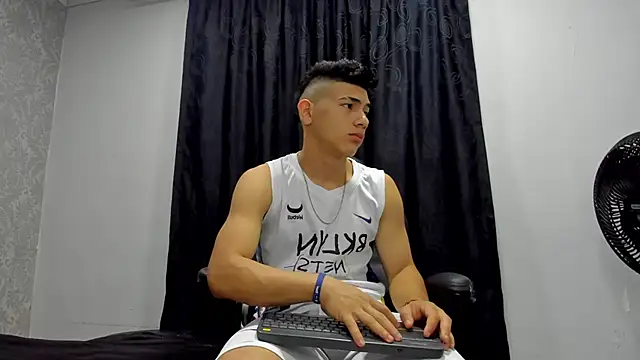 andrew rose  online show from February 4, 2025, 2:21 pm