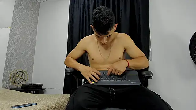 andrew rose  online show from March 13, 2025, 3:44 am