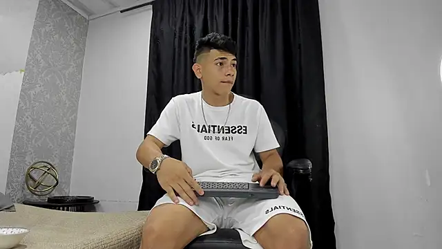 andrew rose  online show from March 22, 2025, 4:04 pm