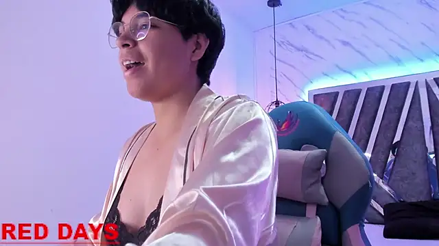 Emmapark  online show from February 16, 2025, 4:42 pm