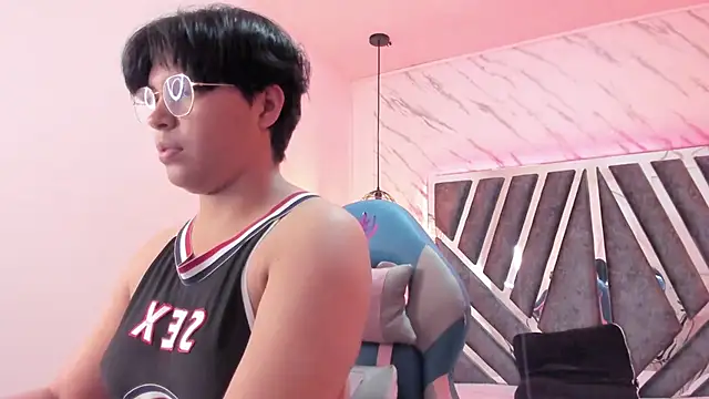 Emmapark  online show from February 18, 2025, 6:37 pm