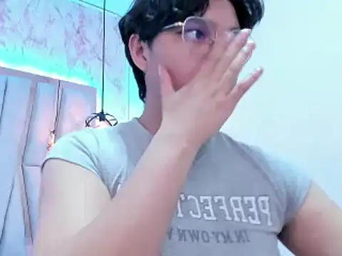 Emmapark  online show from February 21, 2025, 9:54 pm