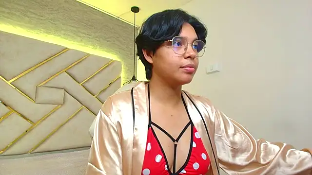 Emmapark  online show from March 18, 2025, 12:03 pm