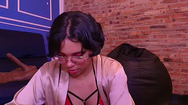 Emmapark  online show from December 16, 2025, 7:41 pm