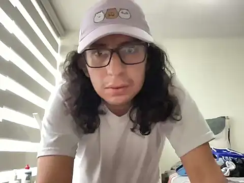 Snapshot of littlelatinhunter chatting on November 5, 2025, 9:48 pm littlelatinhunter online show from November 5, 2025, 9:48 pm