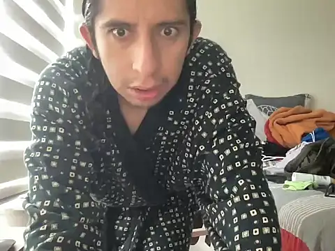 Snapshot of littlelatinhunter chatting on November 6, 2025, 12:50 pm littlelatinhunter online show from November 6, 2025, 12:50 pm