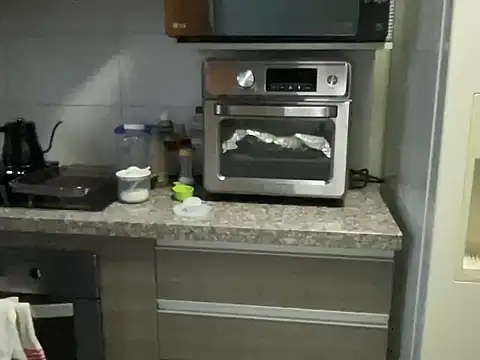 Snapshot of littlelatinhunter chatting on December 23, 2025, 11:08 am littlelatinhunter online show from December 23, 2025, 11:08 am