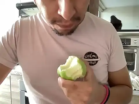 Snapshot of littlelatinhunter chatting on January 6, 2026, 1:04 pm littlelatinhunter online show from January 6, 2026, 1:04 pm