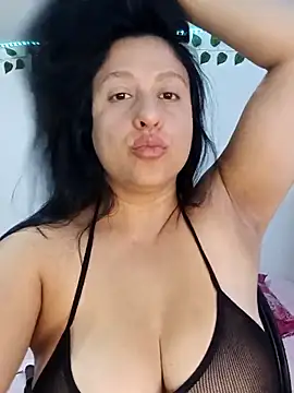 whitegirl0122 online show from May 6, 2026, 9:09 pm