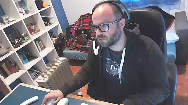 ravingr4d4 online show from March 21, 2025, 9:01 am