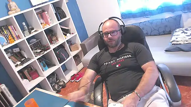 ravingr4d4 online show from September 21, 2025, 1:35 pm